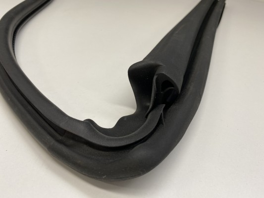 Afdicht rubber voorzijde cabriokap Audi A3  8V cabrio 2013 - 2021